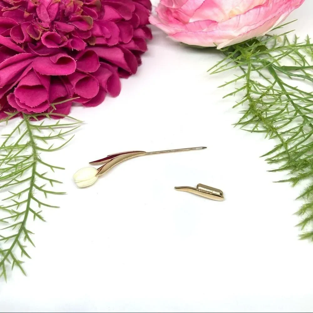 VINTAGE⚜️Porcelain Tulip Rare Avon Floral Lapel Pin
